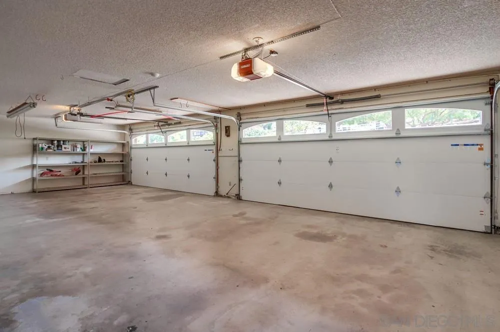 6411 Via De La Reina