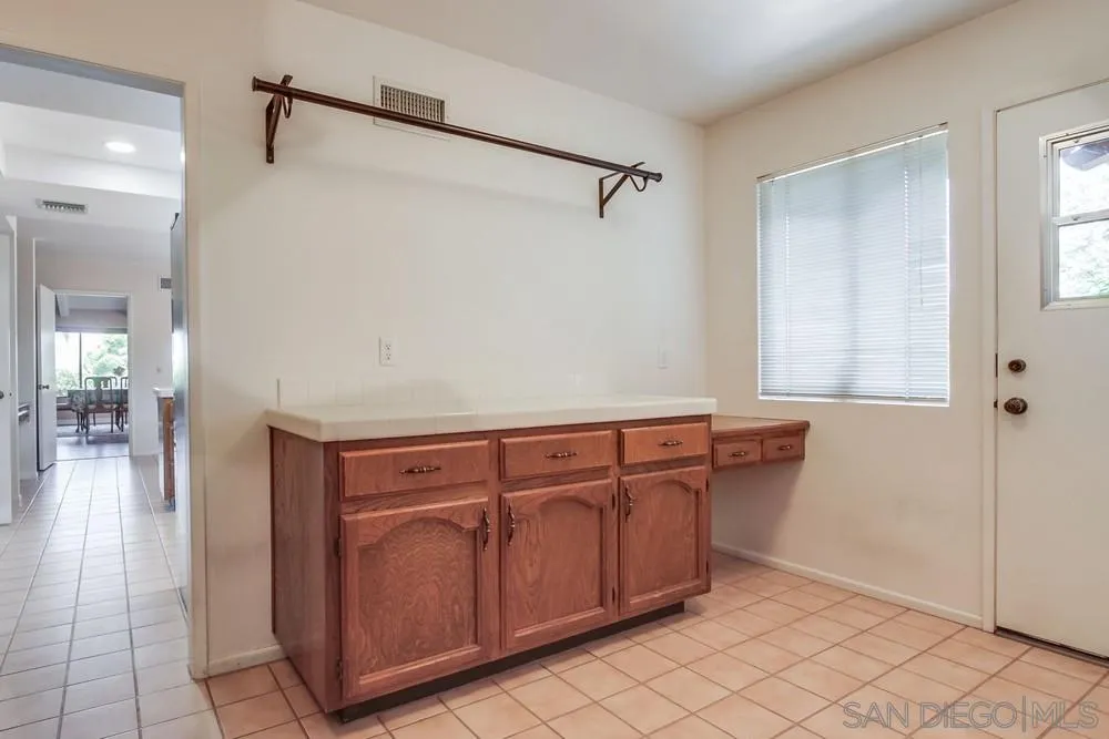 6411 Via De La Reina