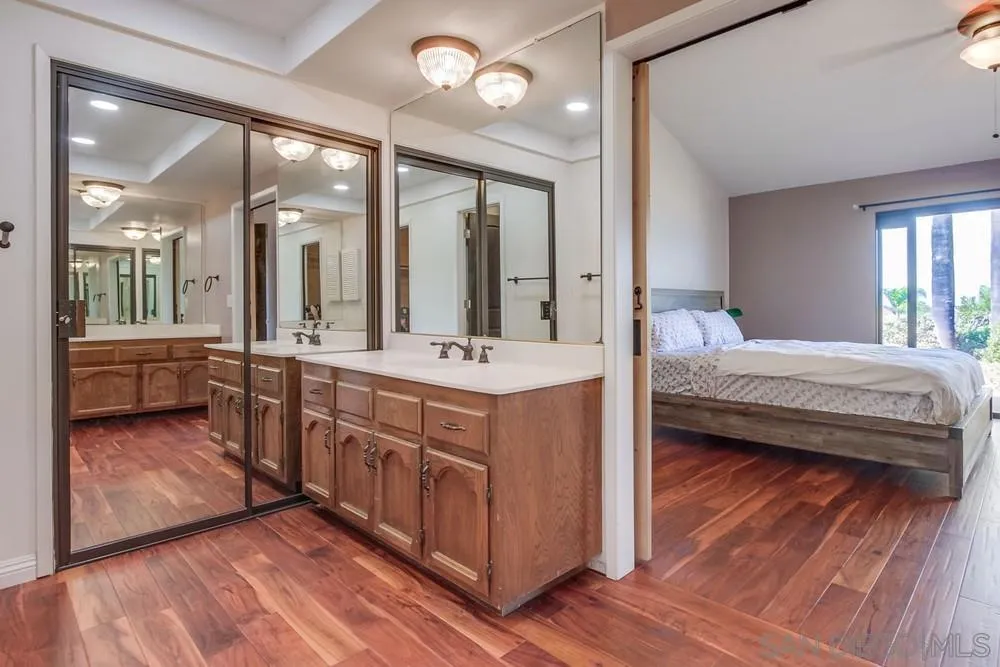 6411 Via De La Reina