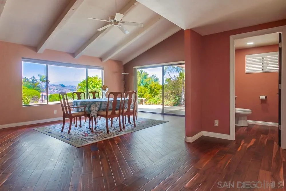 6411 Via De La Reina