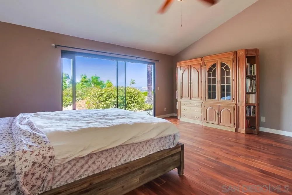 6411 Via De La Reina