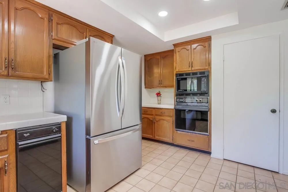 6411 Via De La Reina