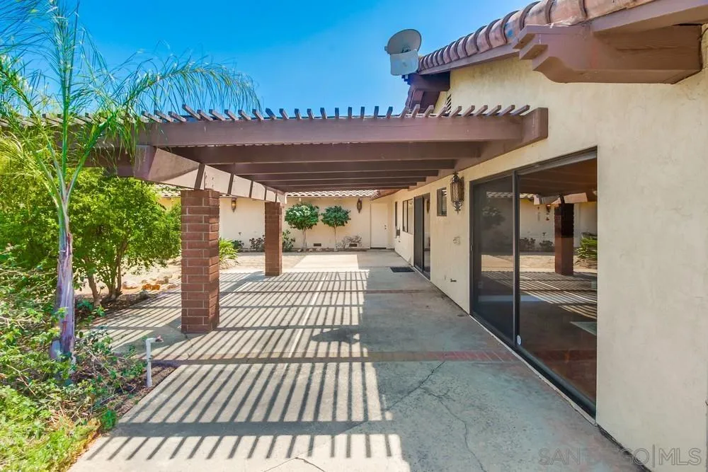 6411 Via De La Reina