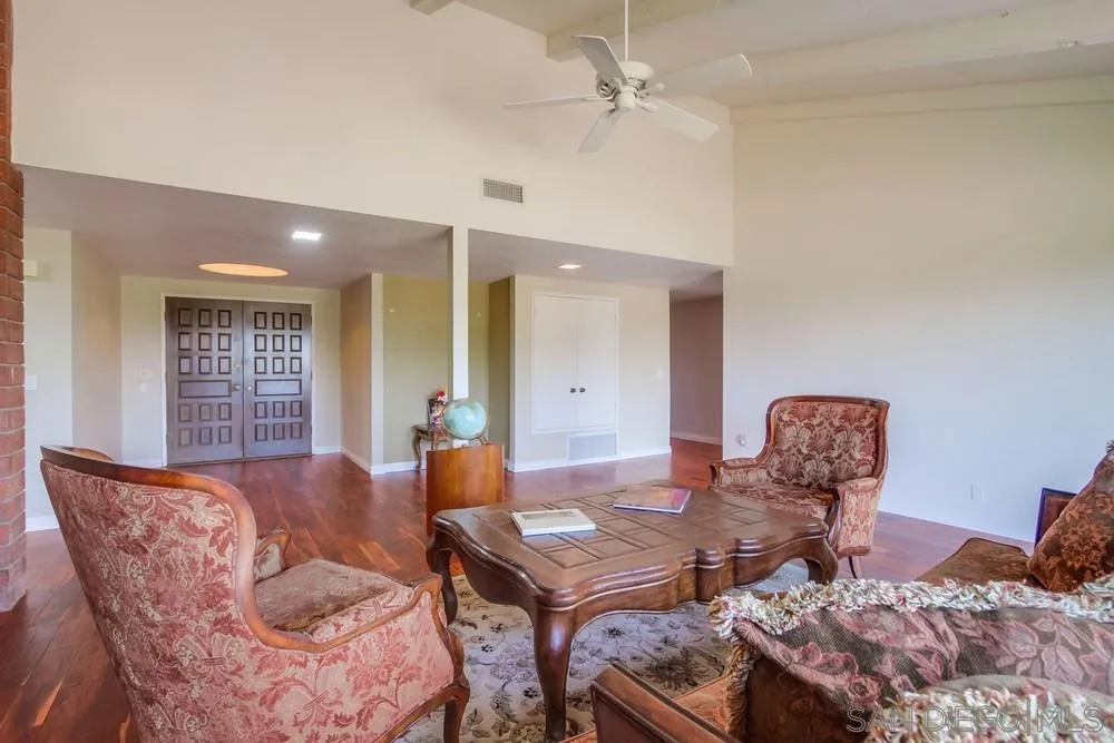 6411 Via De La Reina