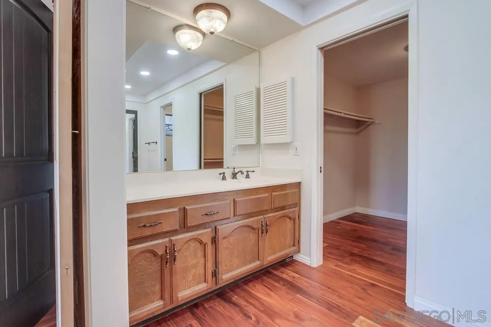 6411 Via De La Reina