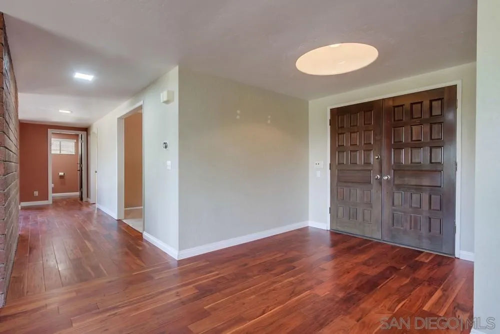 6411 Via De La Reina