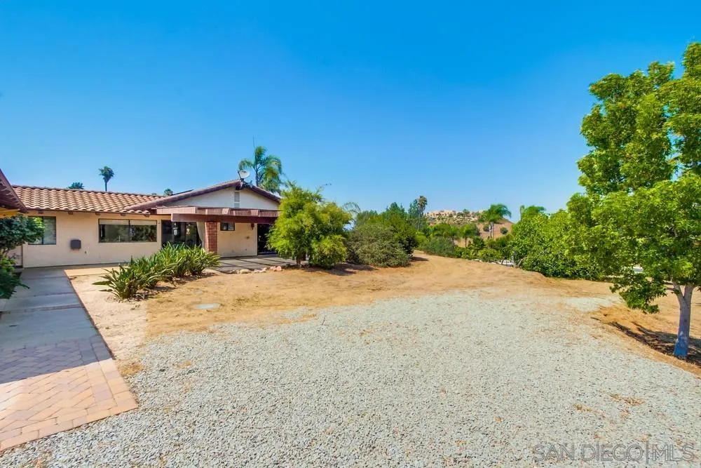 6411 Via De La Reina