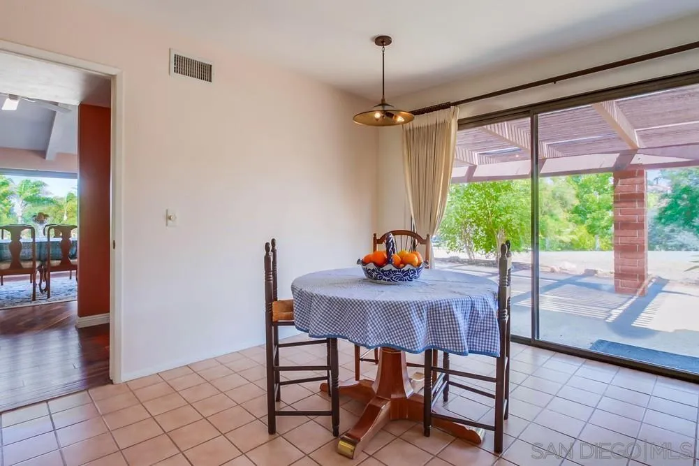 6411 Via De La Reina