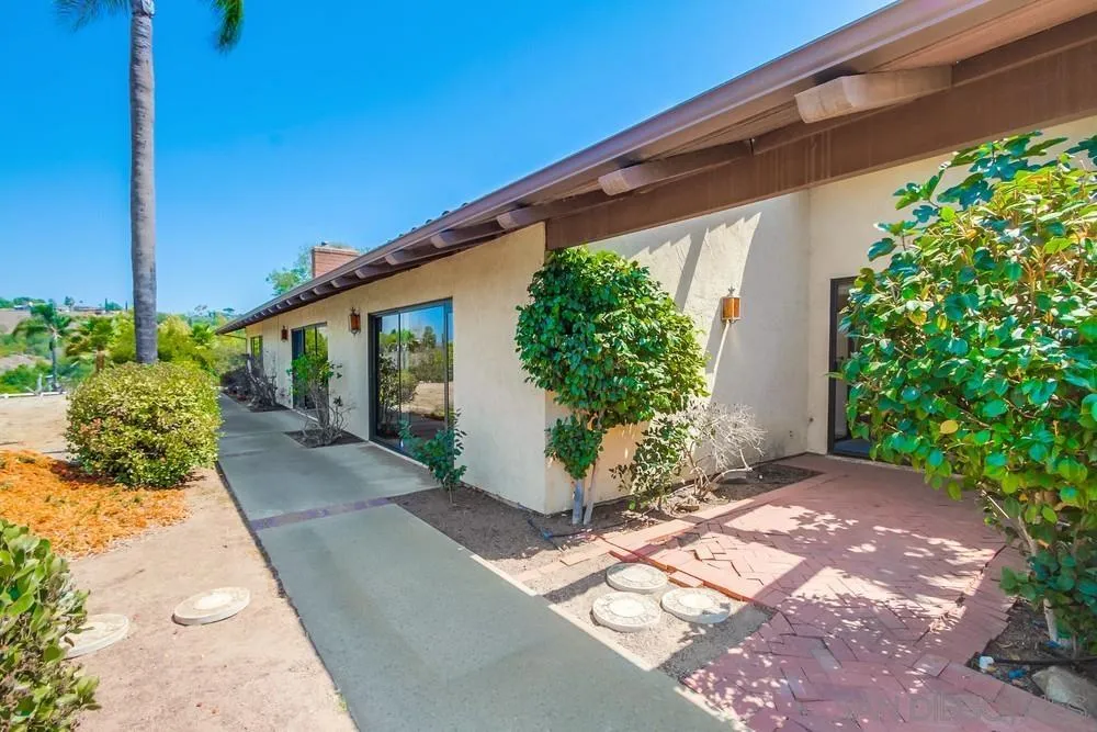 6411 Via De La Reina