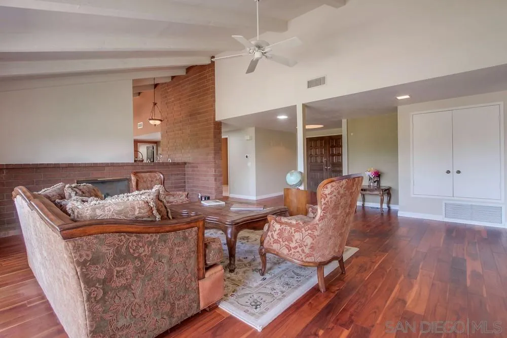 6411 Via De La Reina