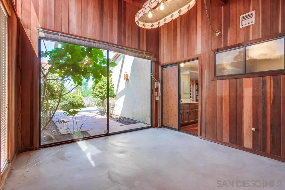 6411 Via De La Reina