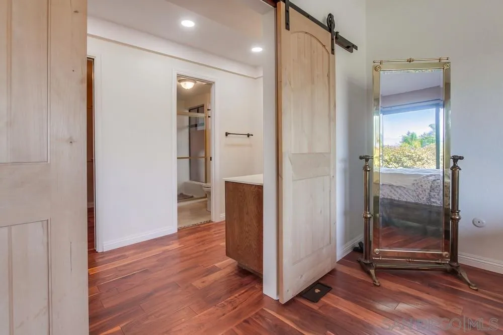 6411 Via De La Reina