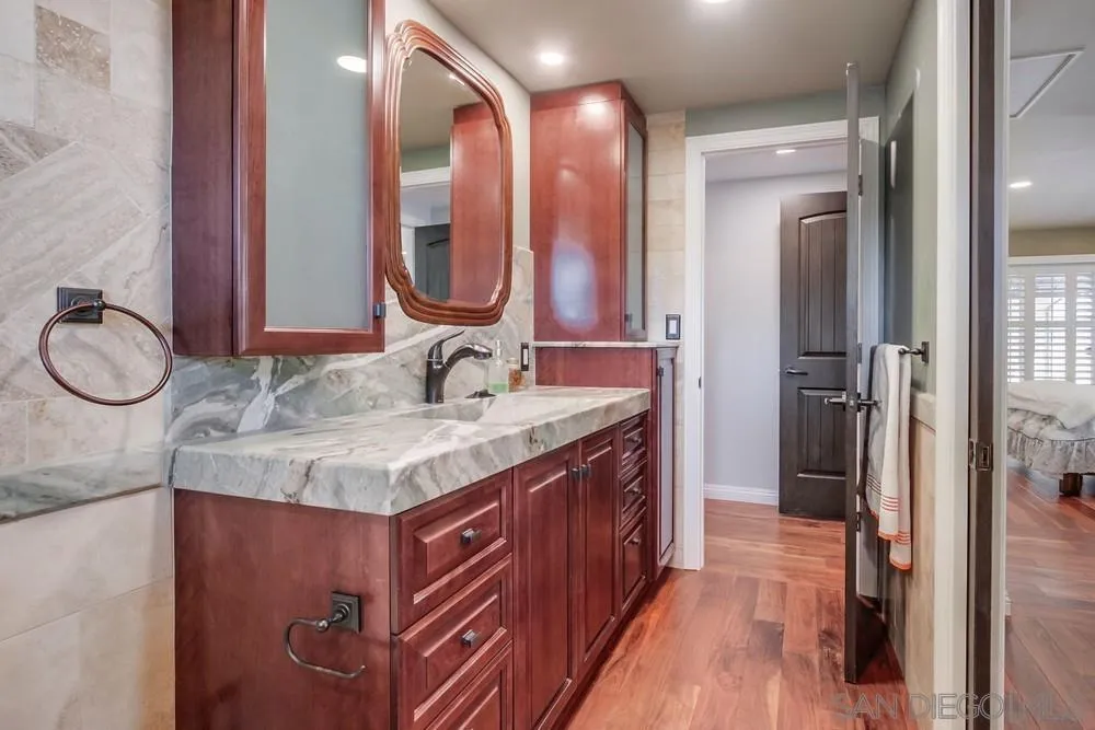 6411 Via De La Reina