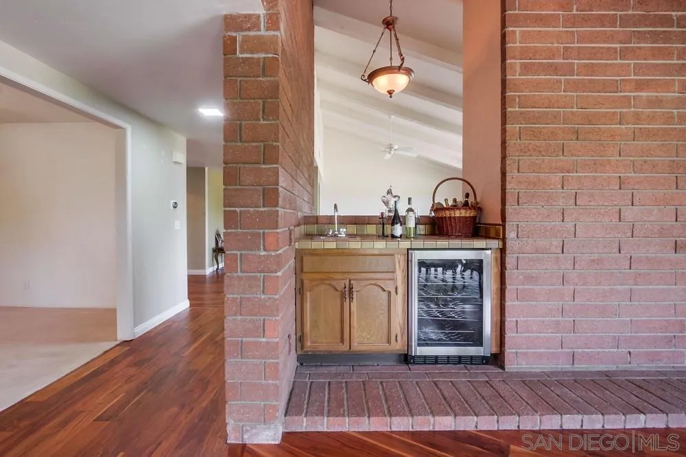 6411 Via De La Reina