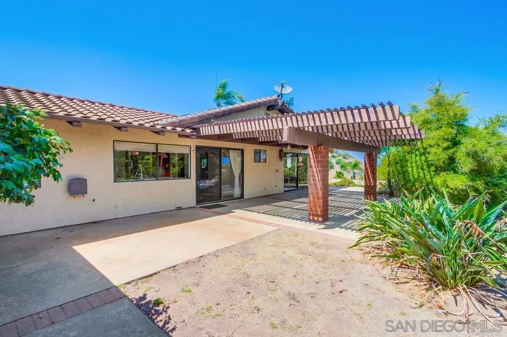 6411 Via De La Reina