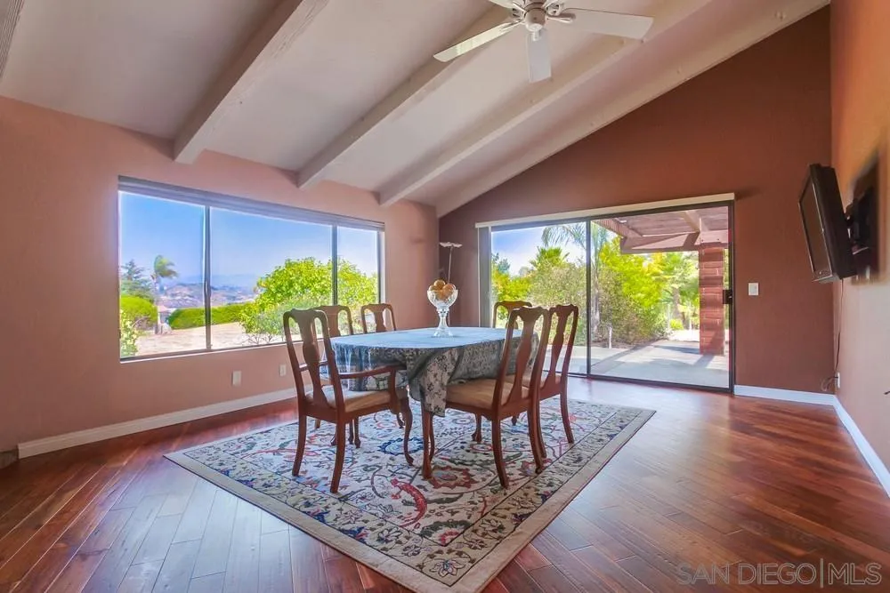 6411 Via De La Reina