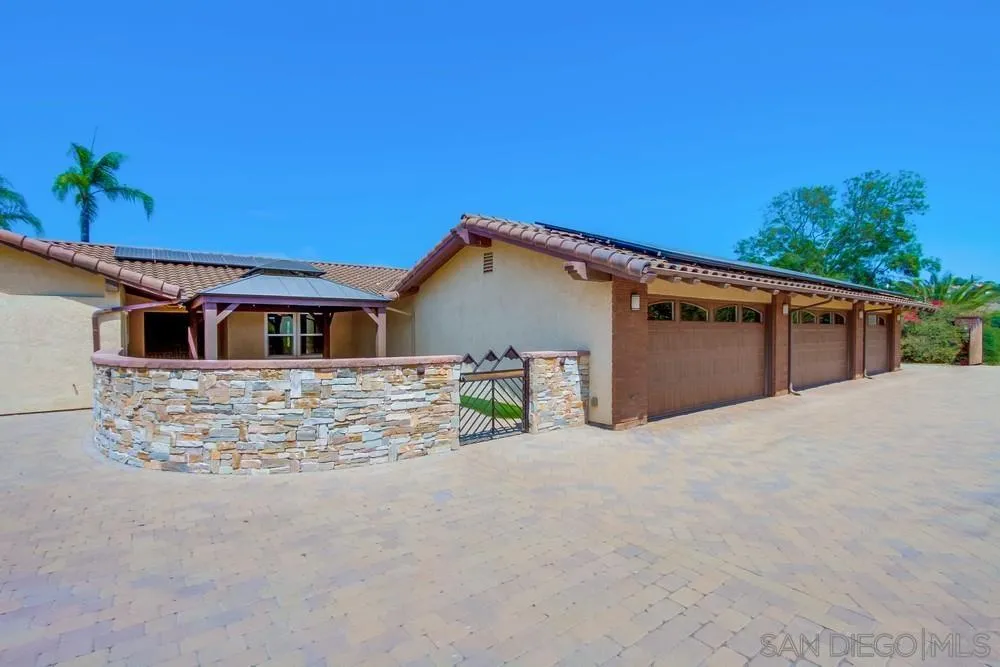 6411 Via De La Reina