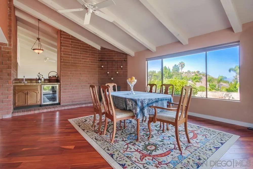 6411 Via De La Reina