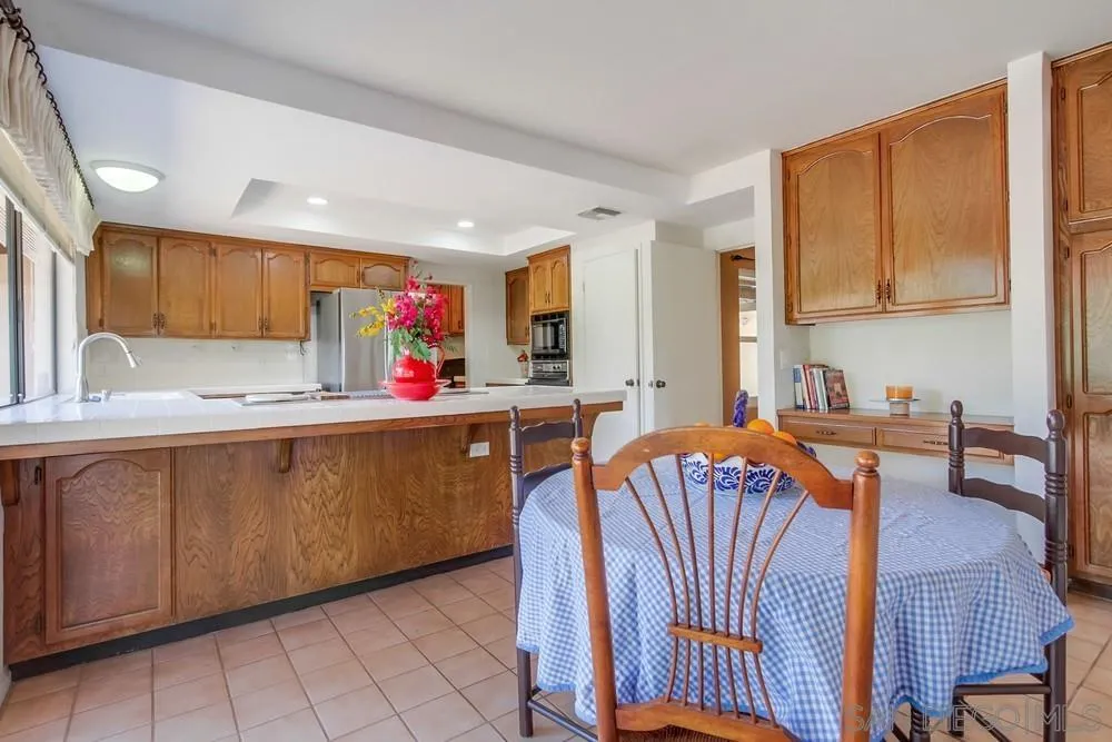 6411 Via De La Reina