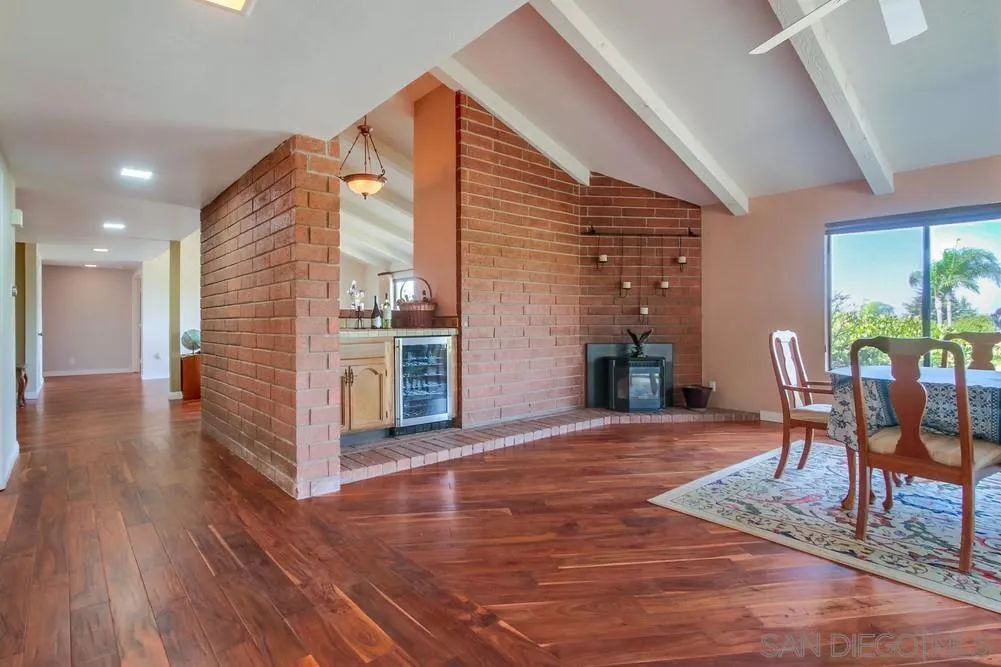 6411 Via De La Reina