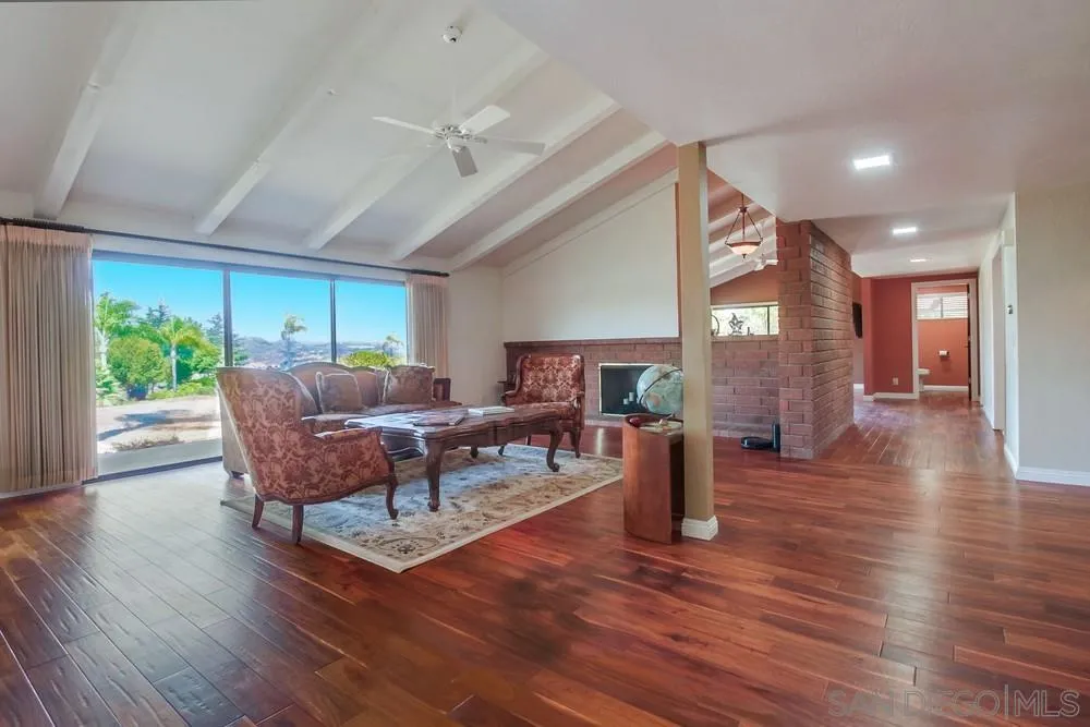 6411 Via De La Reina