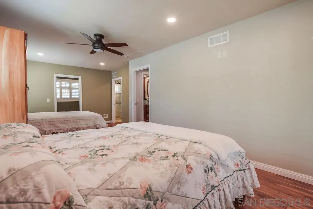 6411 Via De La Reina