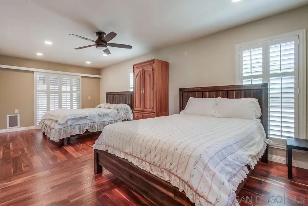 6411 Via De La Reina