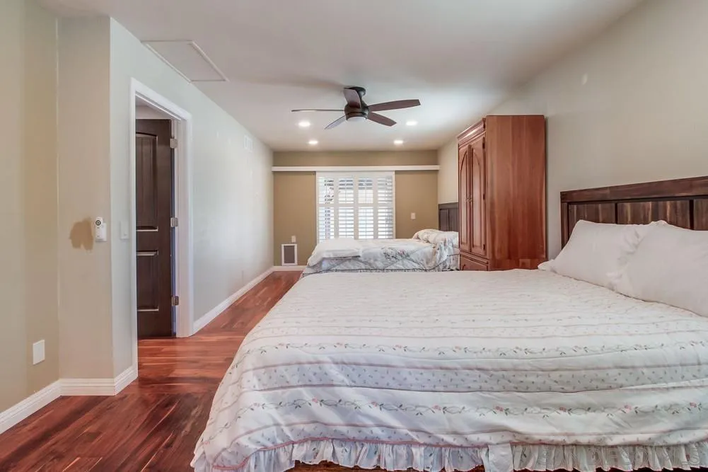 6411 Via De La Reina