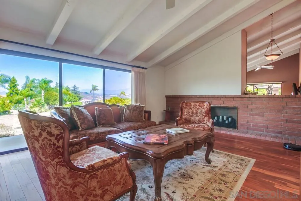 6411 Via De La Reina