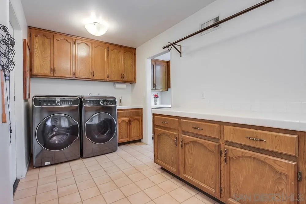 6411 Via De La Reina