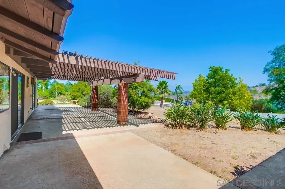 6411 Via De La Reina