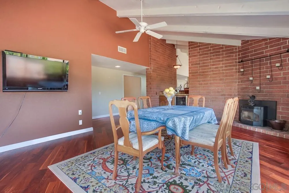 6411 Via De La Reina