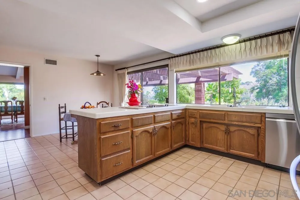 6411 Via De La Reina