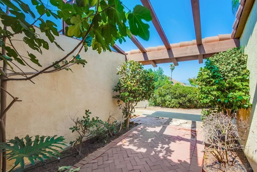 6411 Via De La Reina