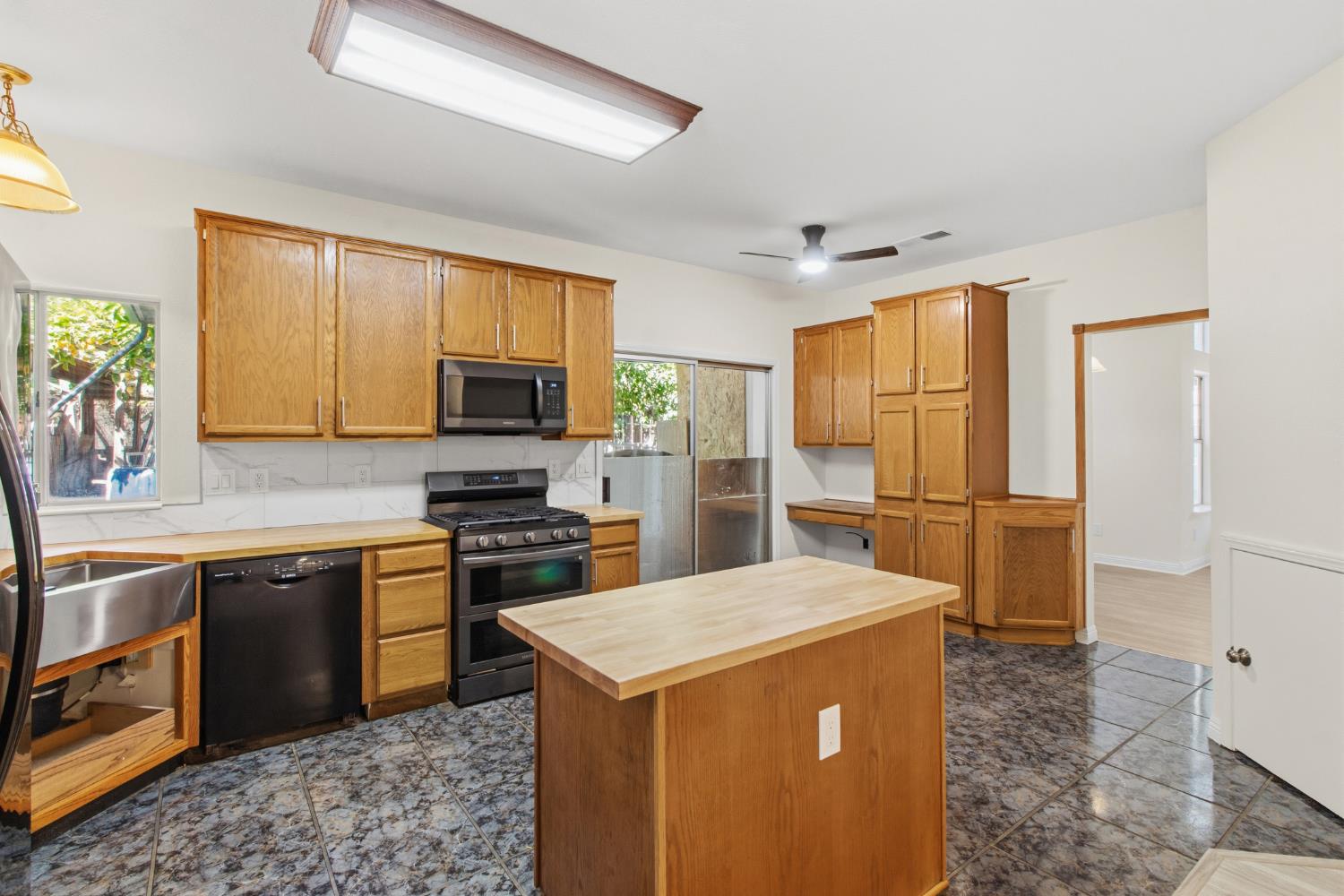 1069 Brick And Tile Circle