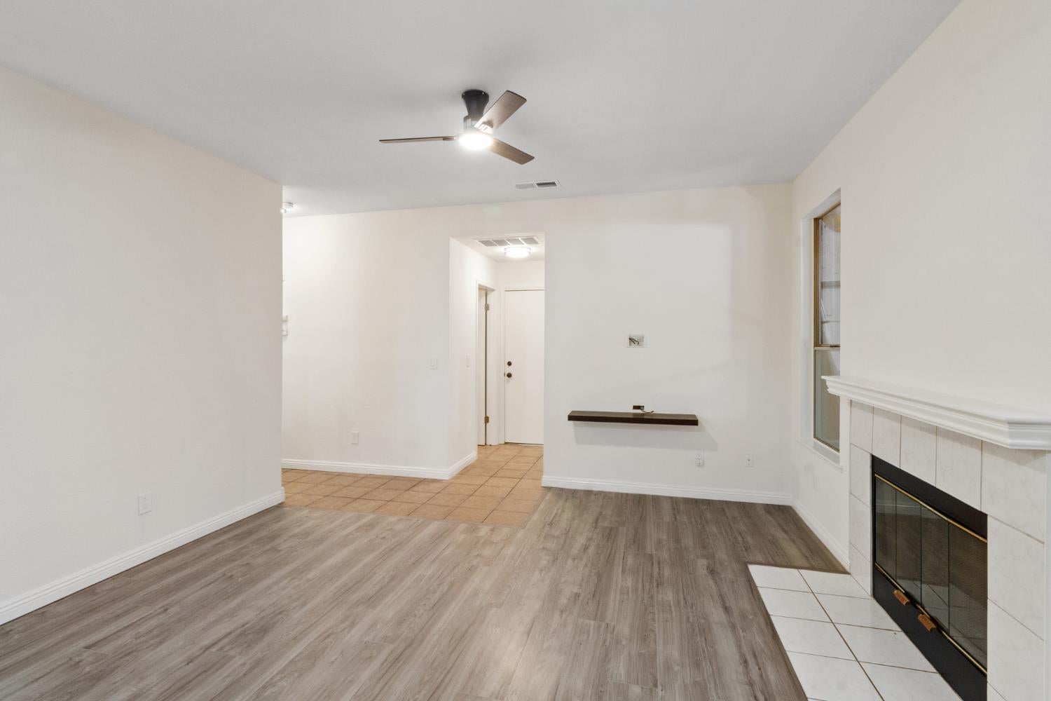 1069 Brick And Tile Circle