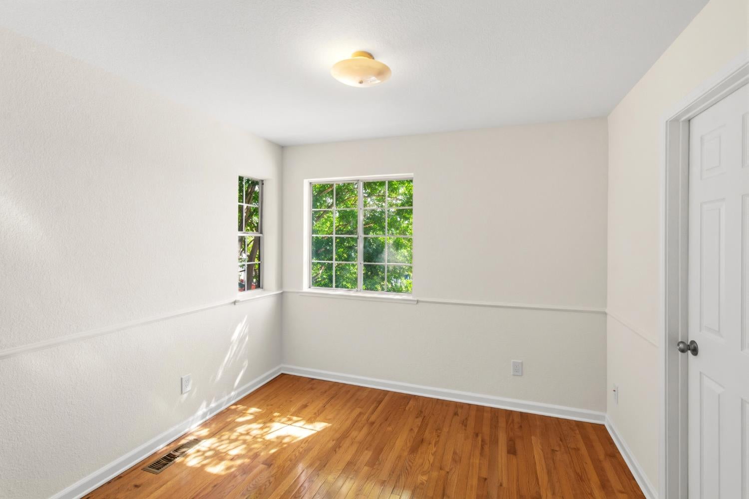 1069 Brick And Tile Circle