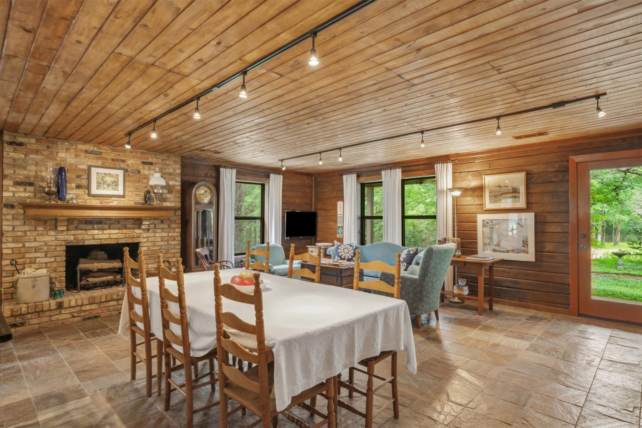 203 Private Road 3780