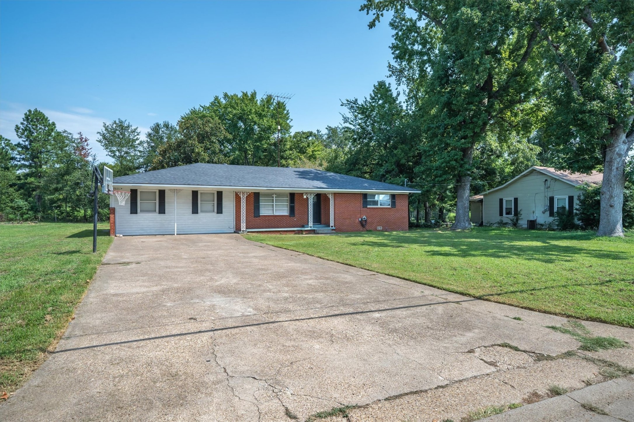 200 W Kansas Street