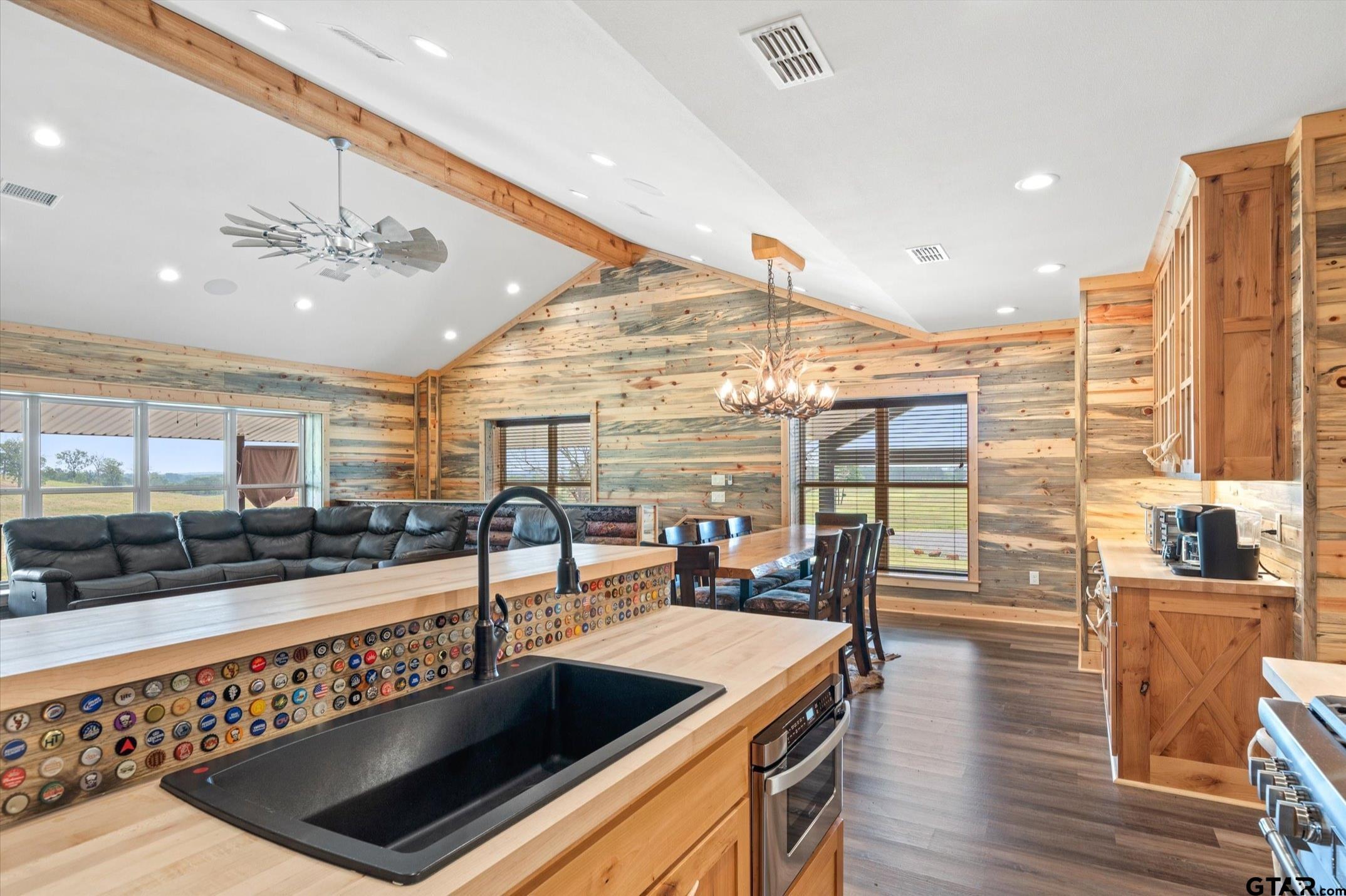 1547 E State Highway 204