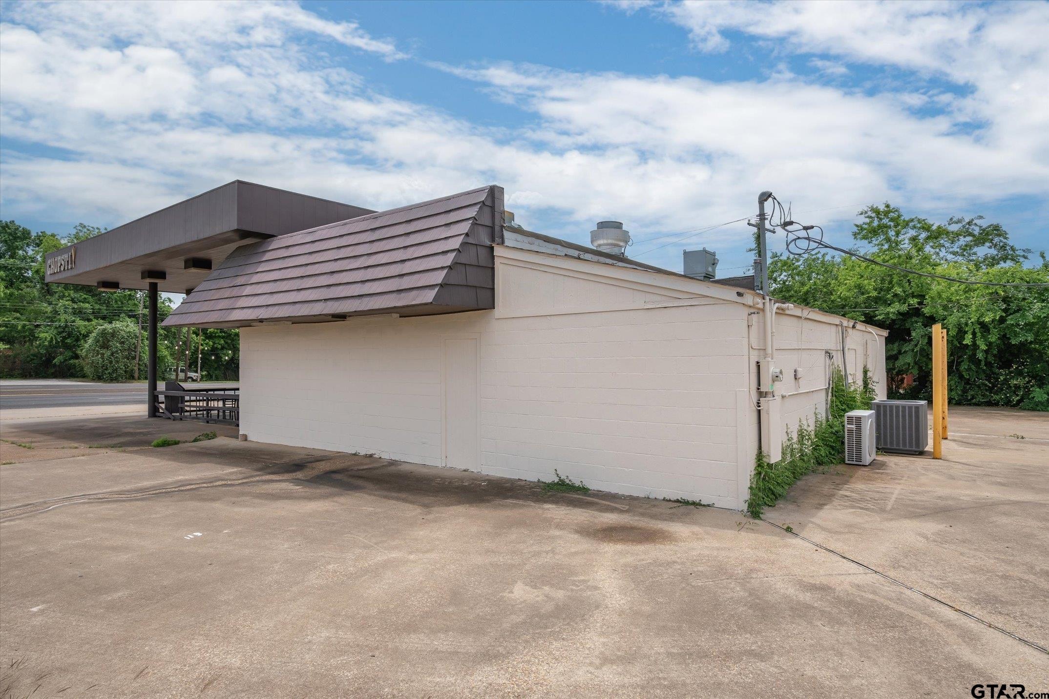 1907 W Oak St.