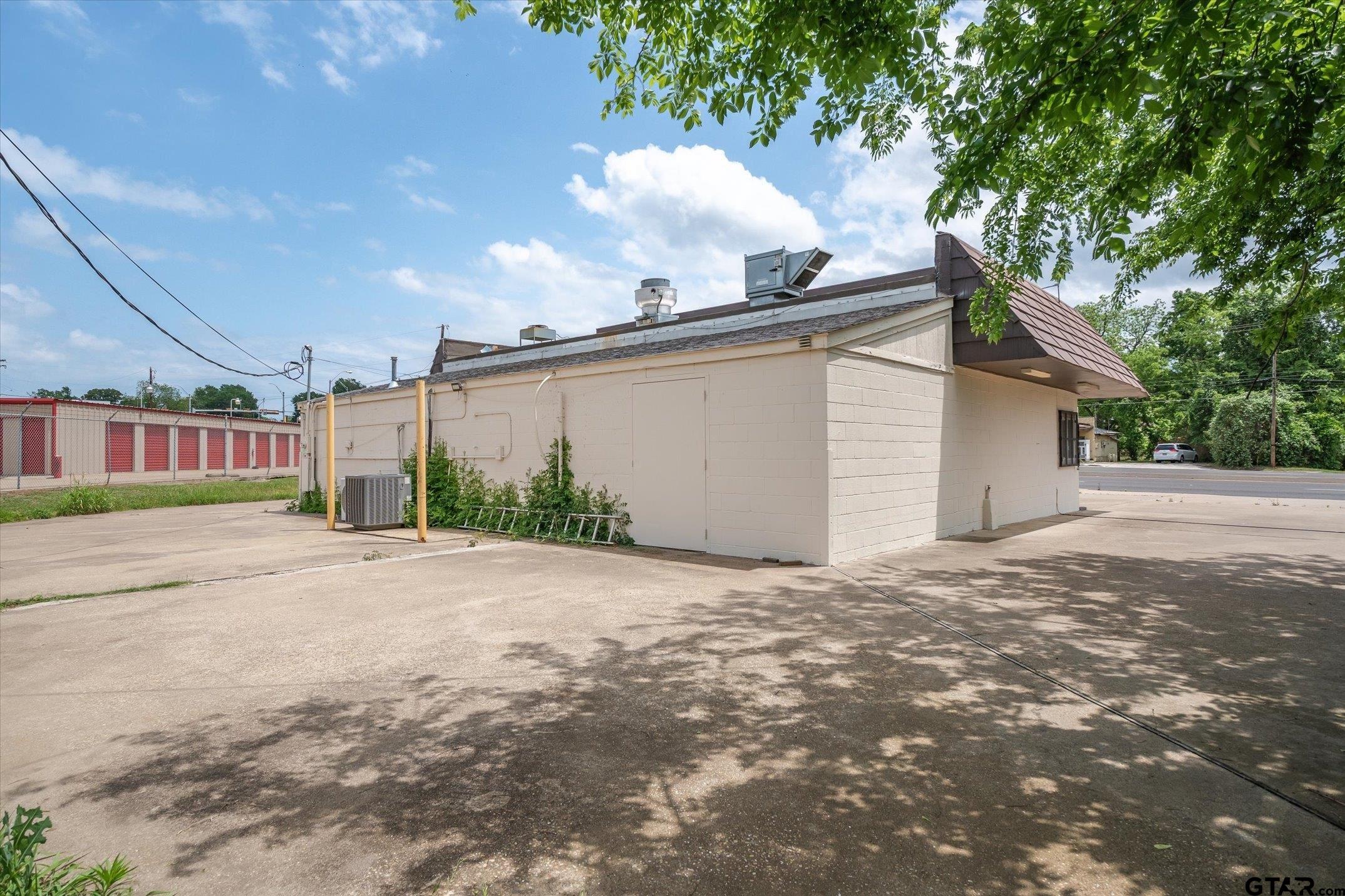 1907 W Oak St.