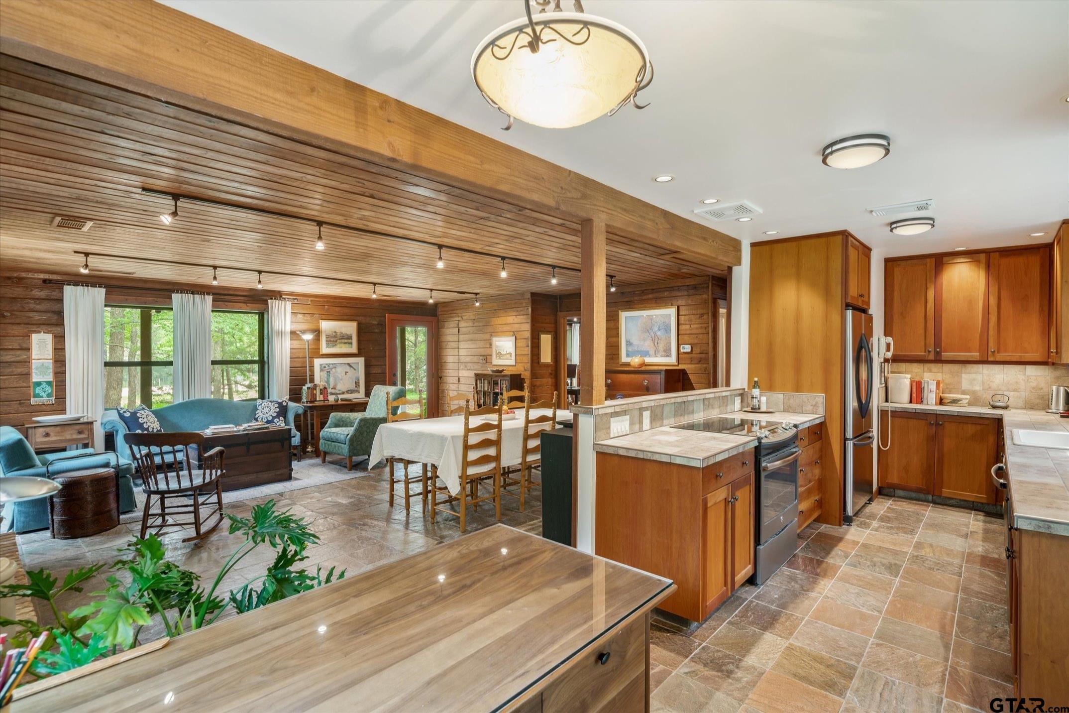 203 Private Road 3780