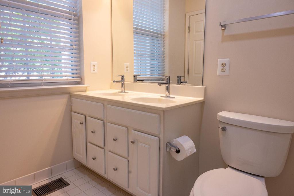 1832 CEDAR COVE WAY
