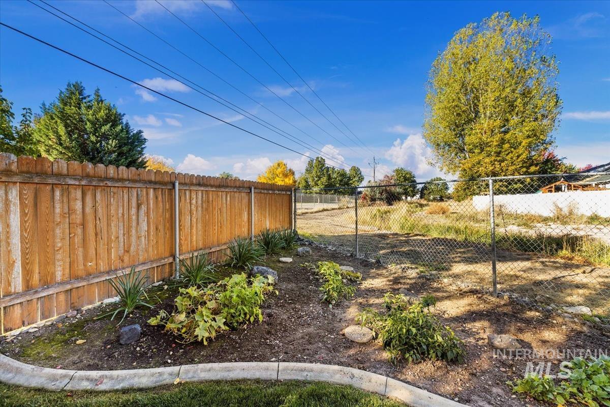 8703 W Tillamook Dr