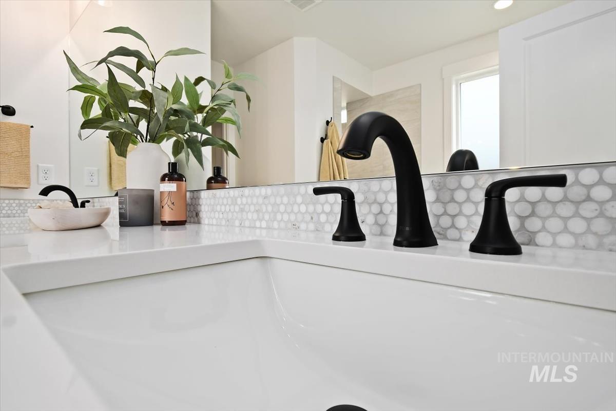 1911 N Willowick Ave