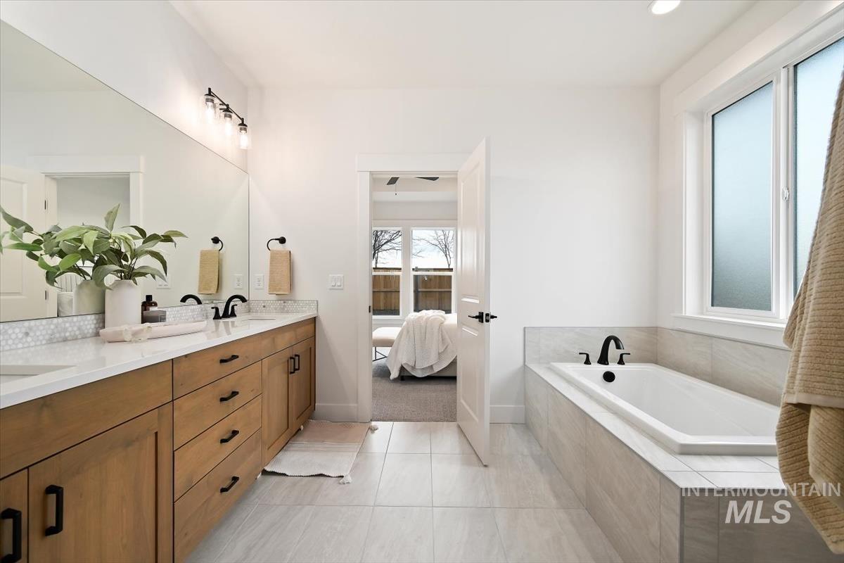 1911 N Willowick Ave