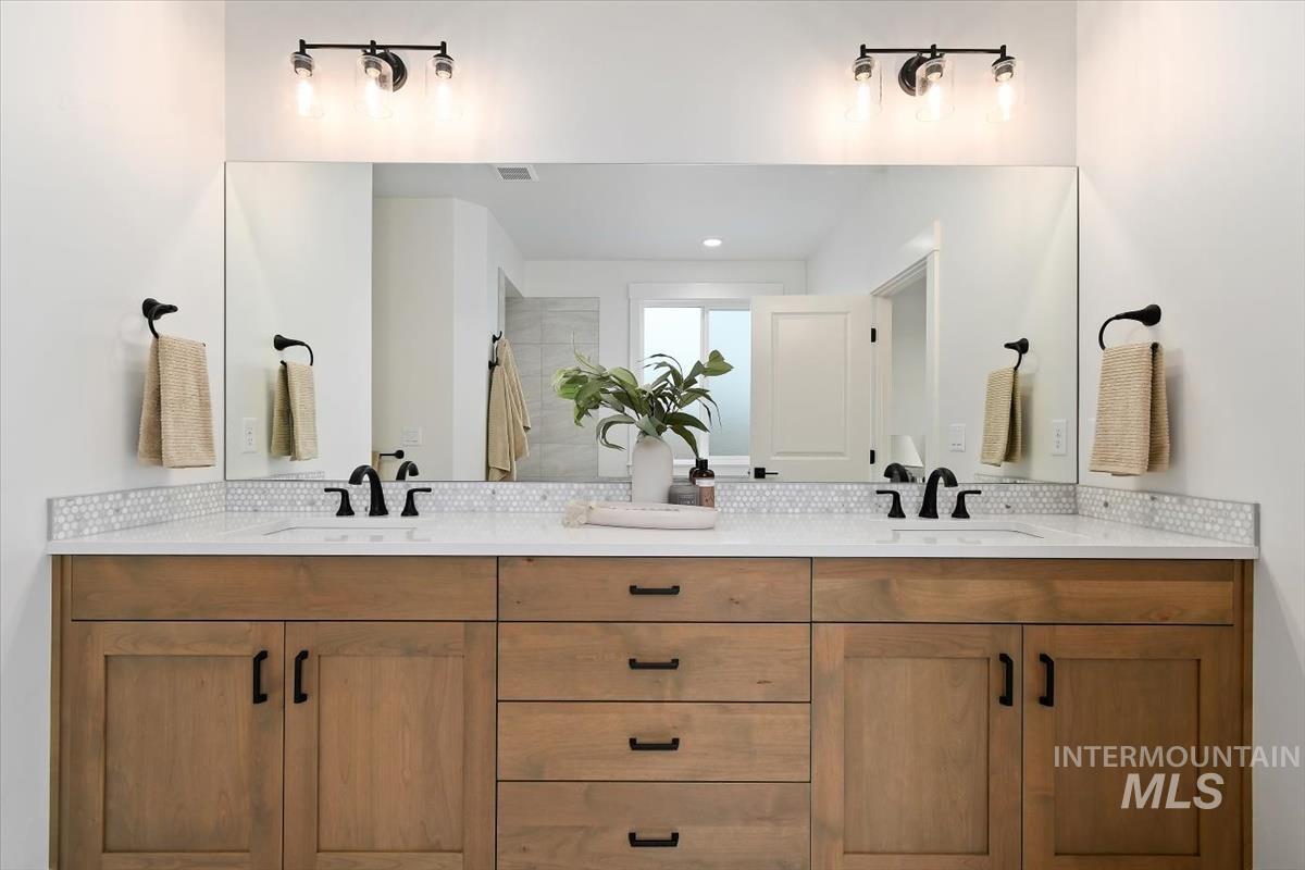 1911 N Willowick Ave