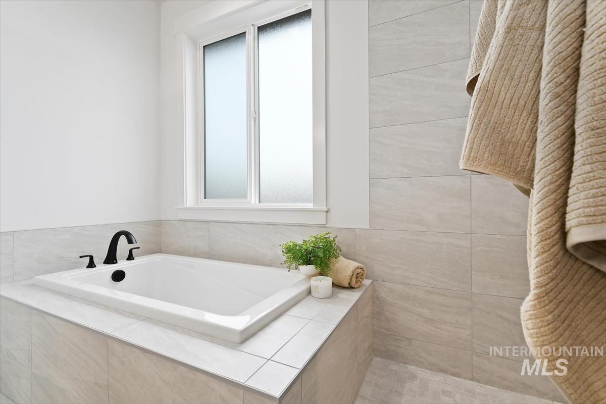 1911 N Willowick Ave