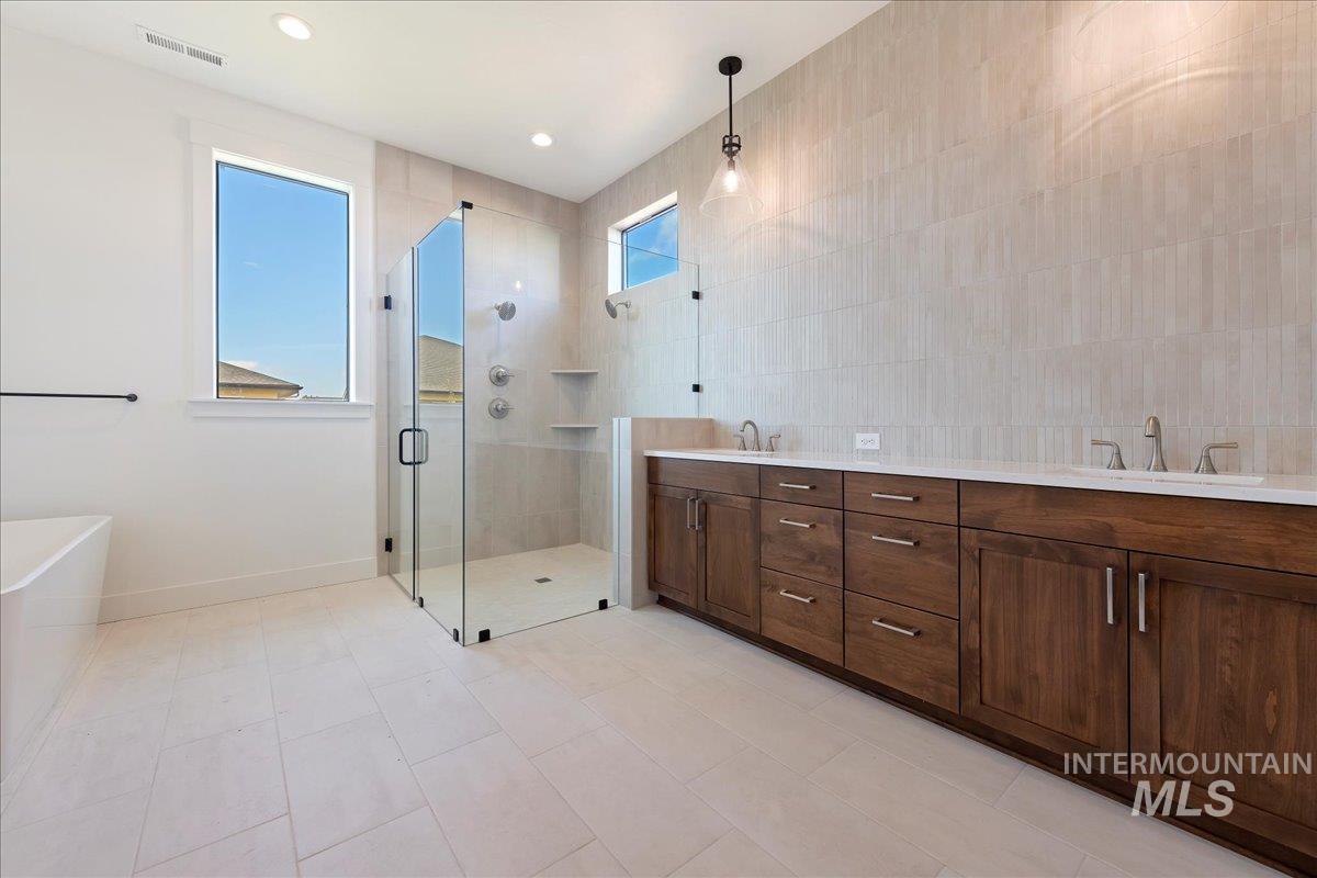 6829 N Valley Breeze Avenue